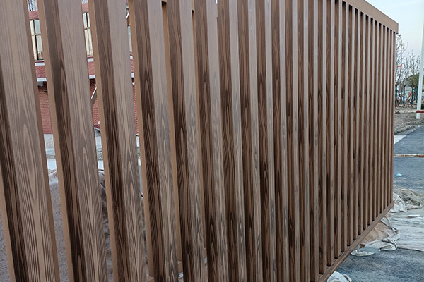 江蘇南通海門(mén)太陽(yáng)橋鍍鋅管木紋漆施工案例