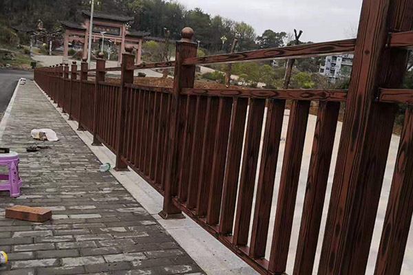 江西省樂(lè)平市鍍鋅管護(hù)欄仿木紋漆施工案例