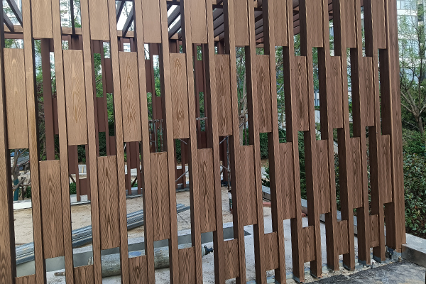 山東省煙臺(tái)市福山開(kāi)發(fā)區(qū)國(guó)奧天地  鋼構(gòu)廊架木紋漆施工項(xiàng)目