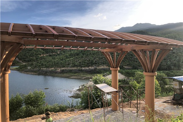 廣東恩平市宏基工程鐵管圓柱仿木紋漆實景效果