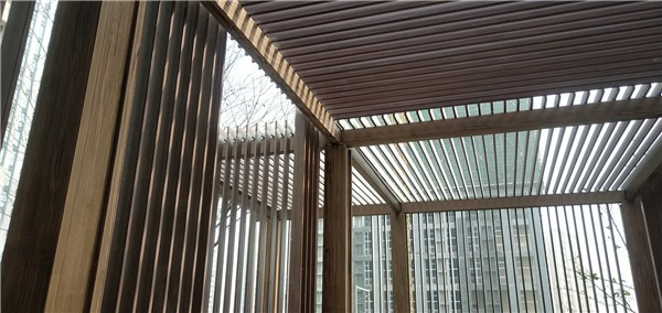 青島小區(qū)門口鋼構(gòu)廊架雜紋仿木紋施工