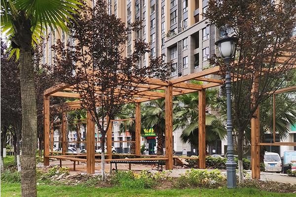 四川省宜賓市葡萄架長廊方鋼仿木紋漆施工效果